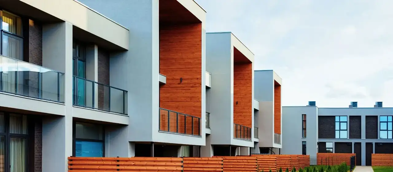 Façades contemporaines équipées de grandes baies vitrées